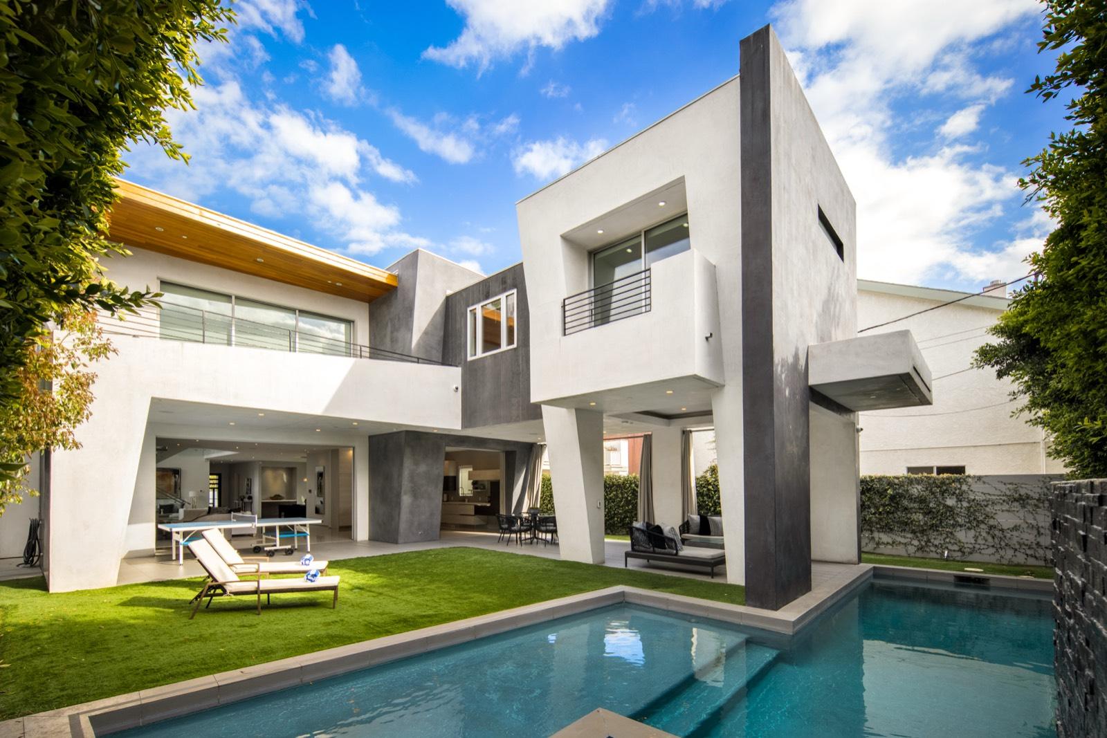 CS's White and Grey Modern — photo 1