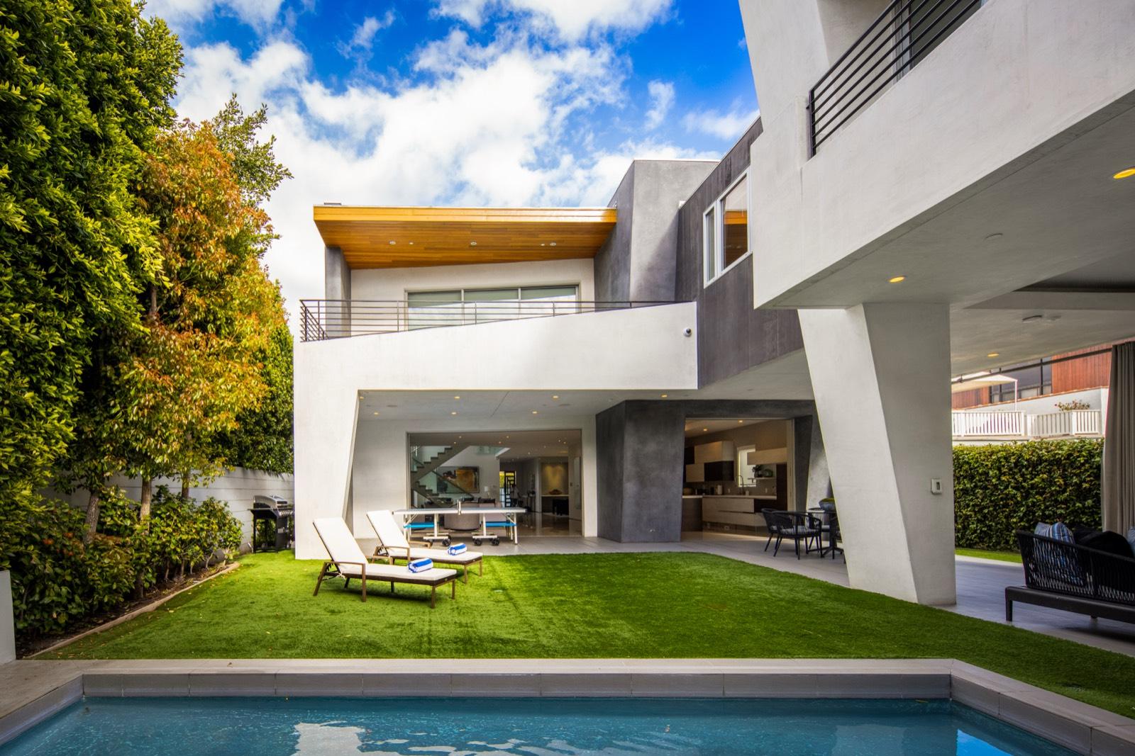 CS's White and Grey Modern — photo 11
