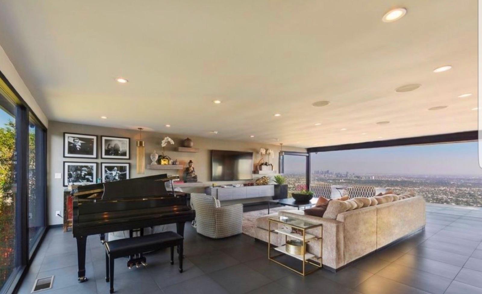CT's Hollywood Hills Panoramic View — photo 12
