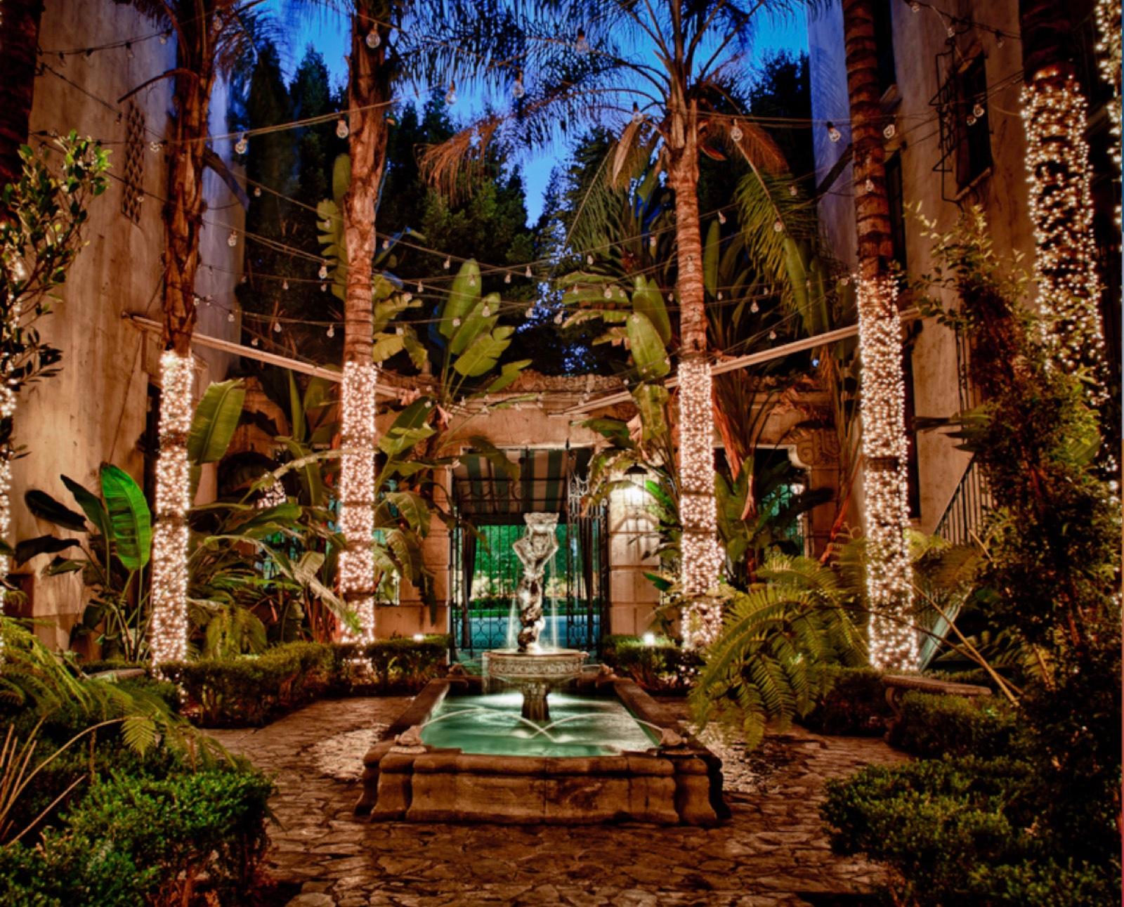 D's Classic Hollywood Glam Apt Building — photo 1