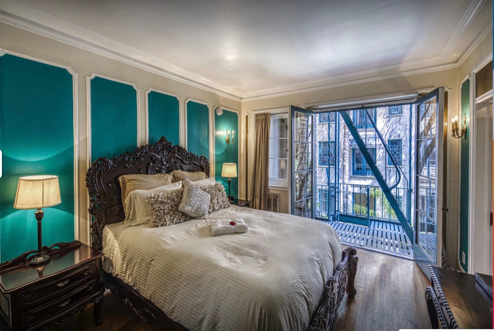 D's Classic Hollywood Glam Apt Building — photo 11