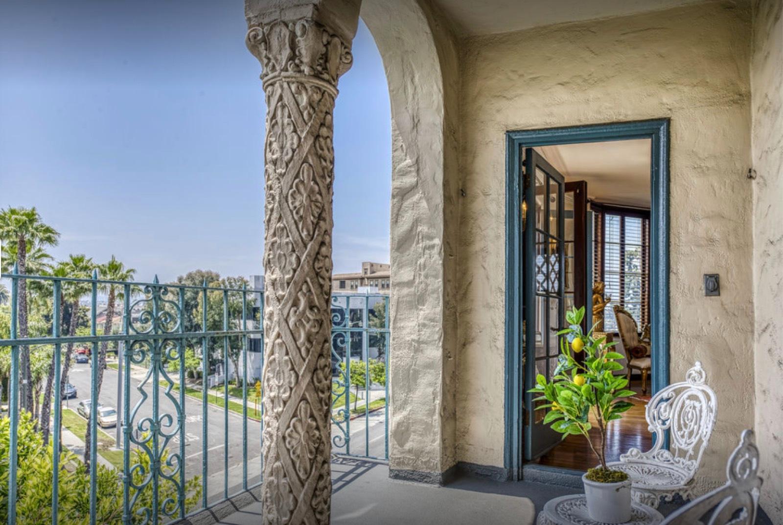 D's Classic Hollywood Glam Apt Building — photo 4