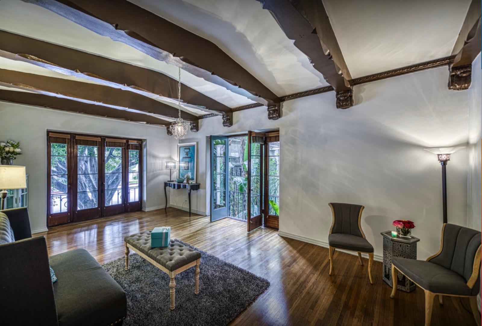D's Classic Hollywood Glam Apt Building — photo 10