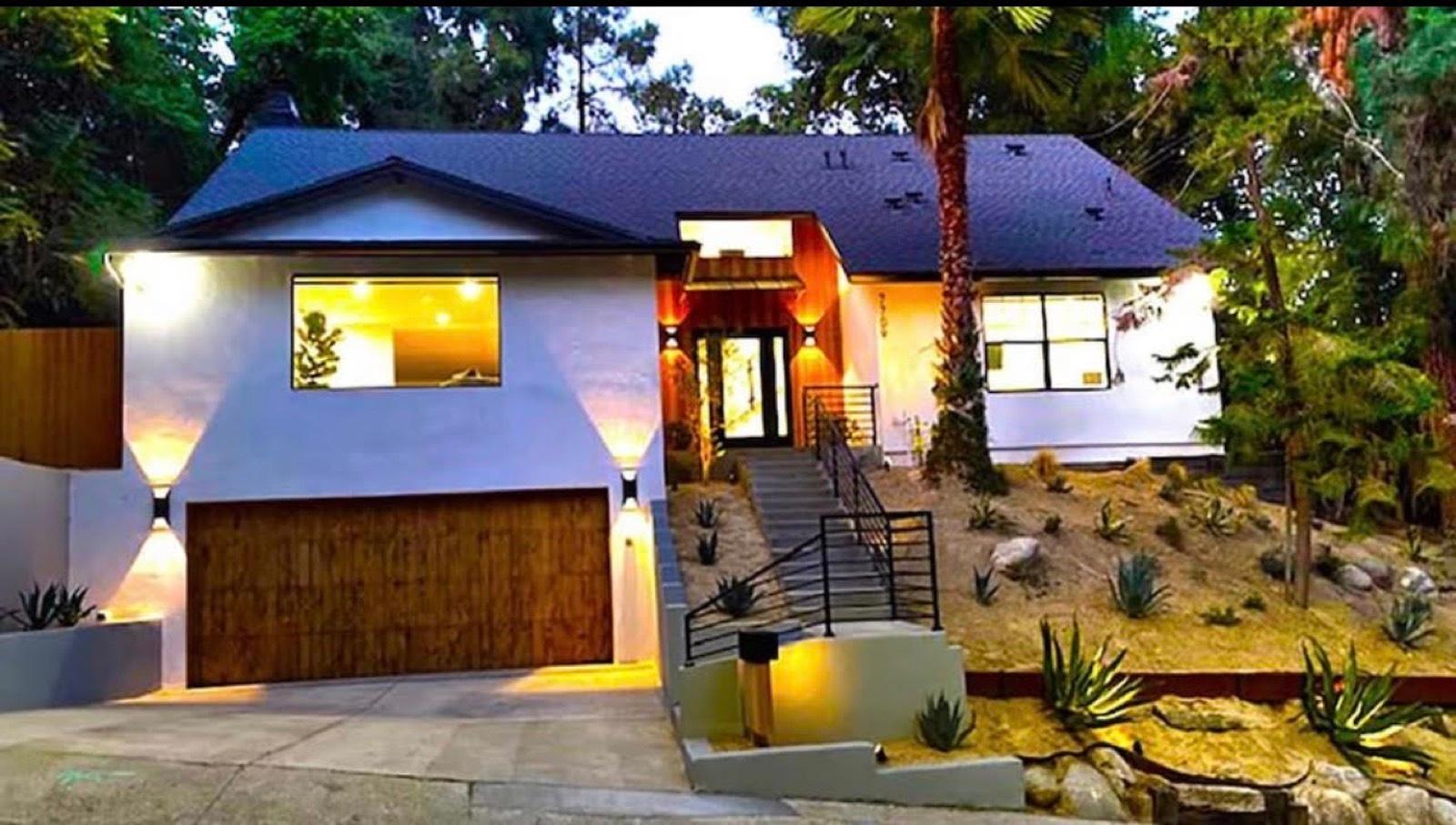 D's Glowing Modern Home — photo 1