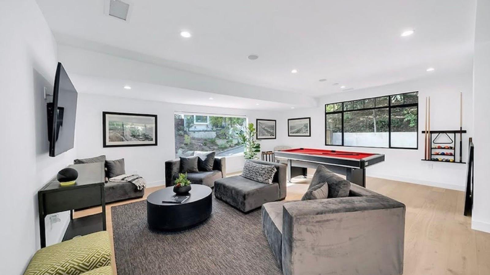 D's Glowing Modern Home — photo 2