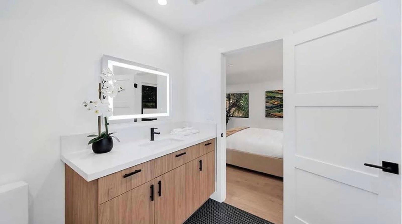 D's Glowing Modern Home — photo 11
