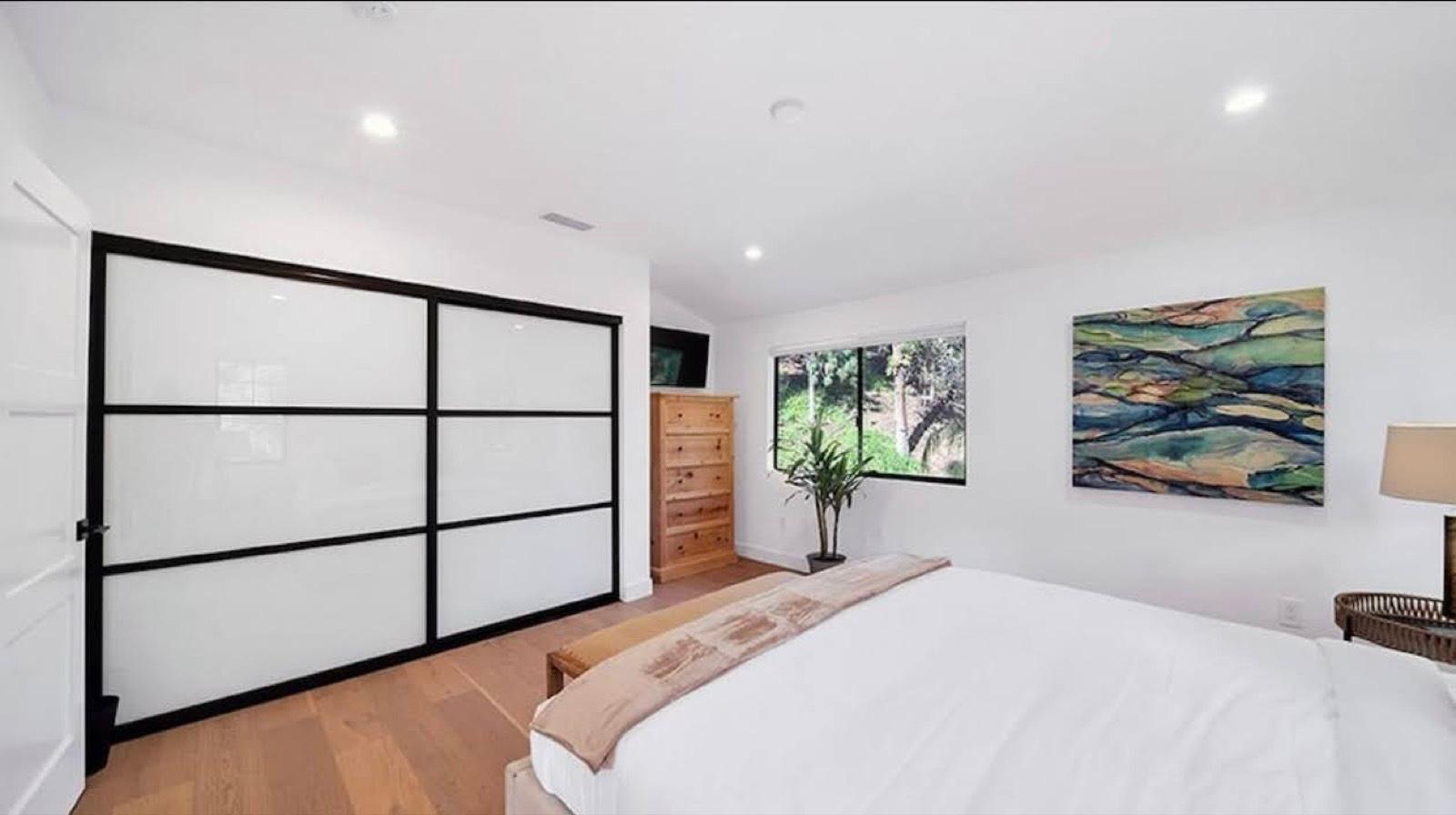 D's Glowing Modern Home — photo 12