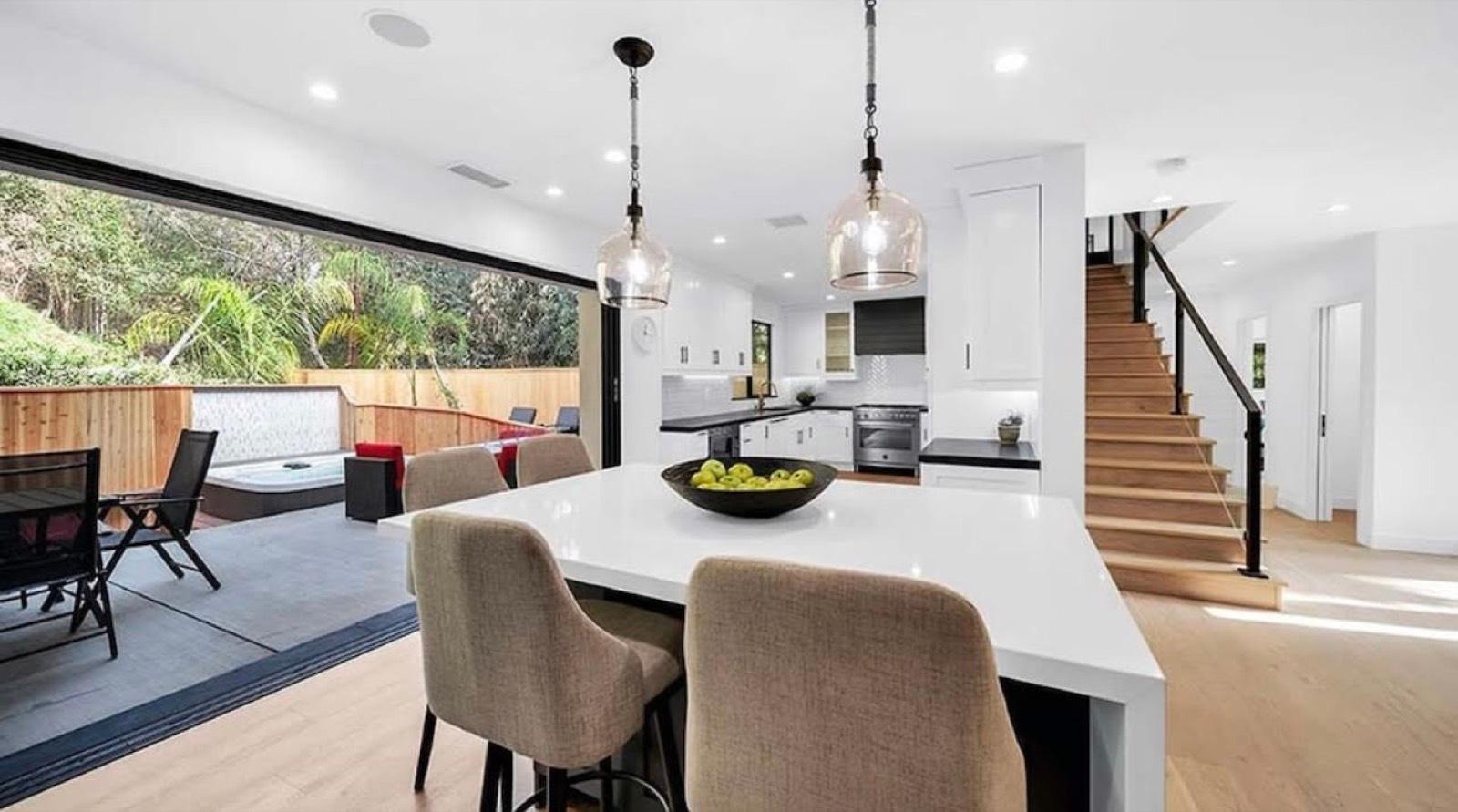 D's Glowing Modern Home — photo 4