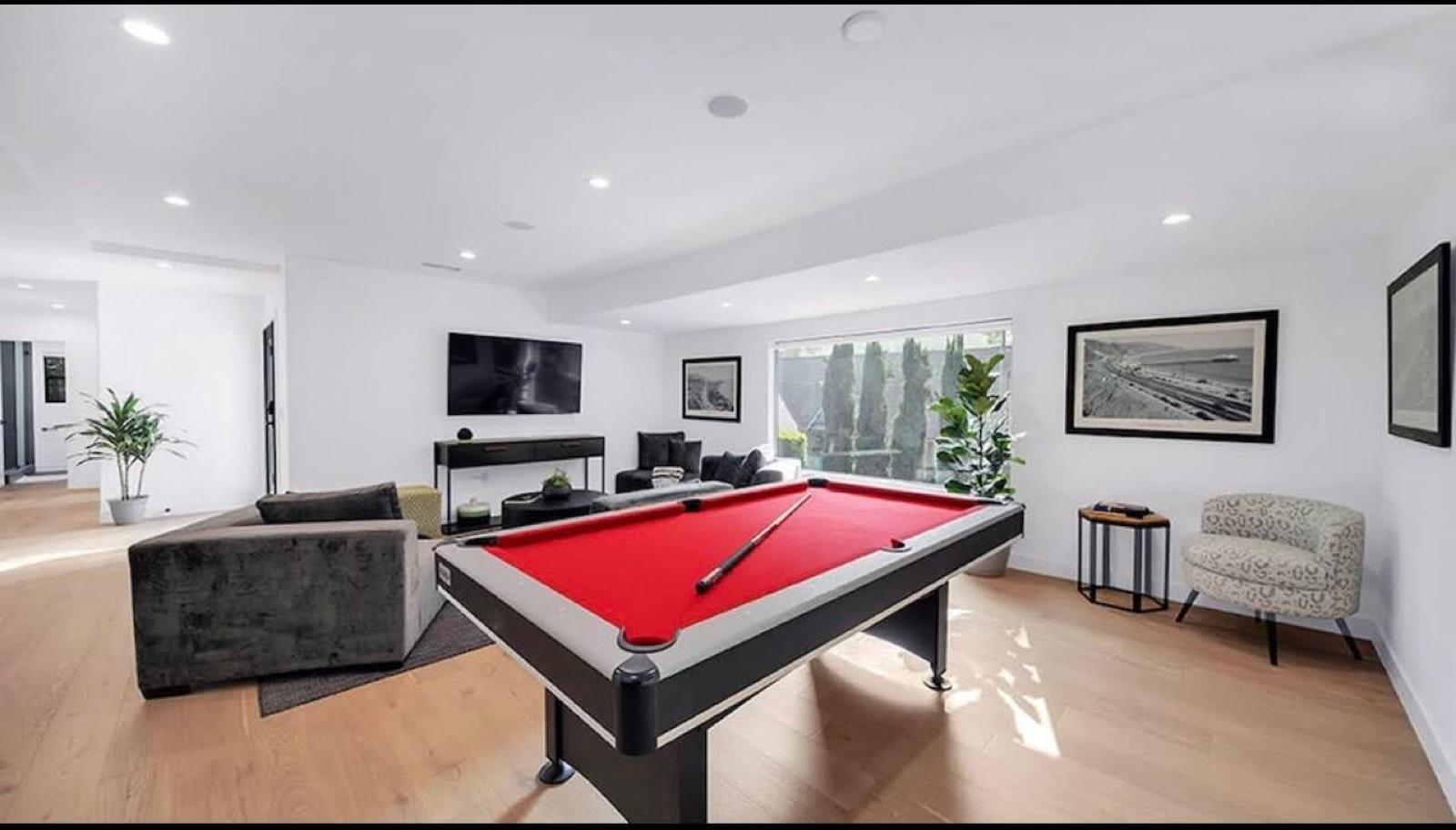 D's Glowing Modern Home — photo 5