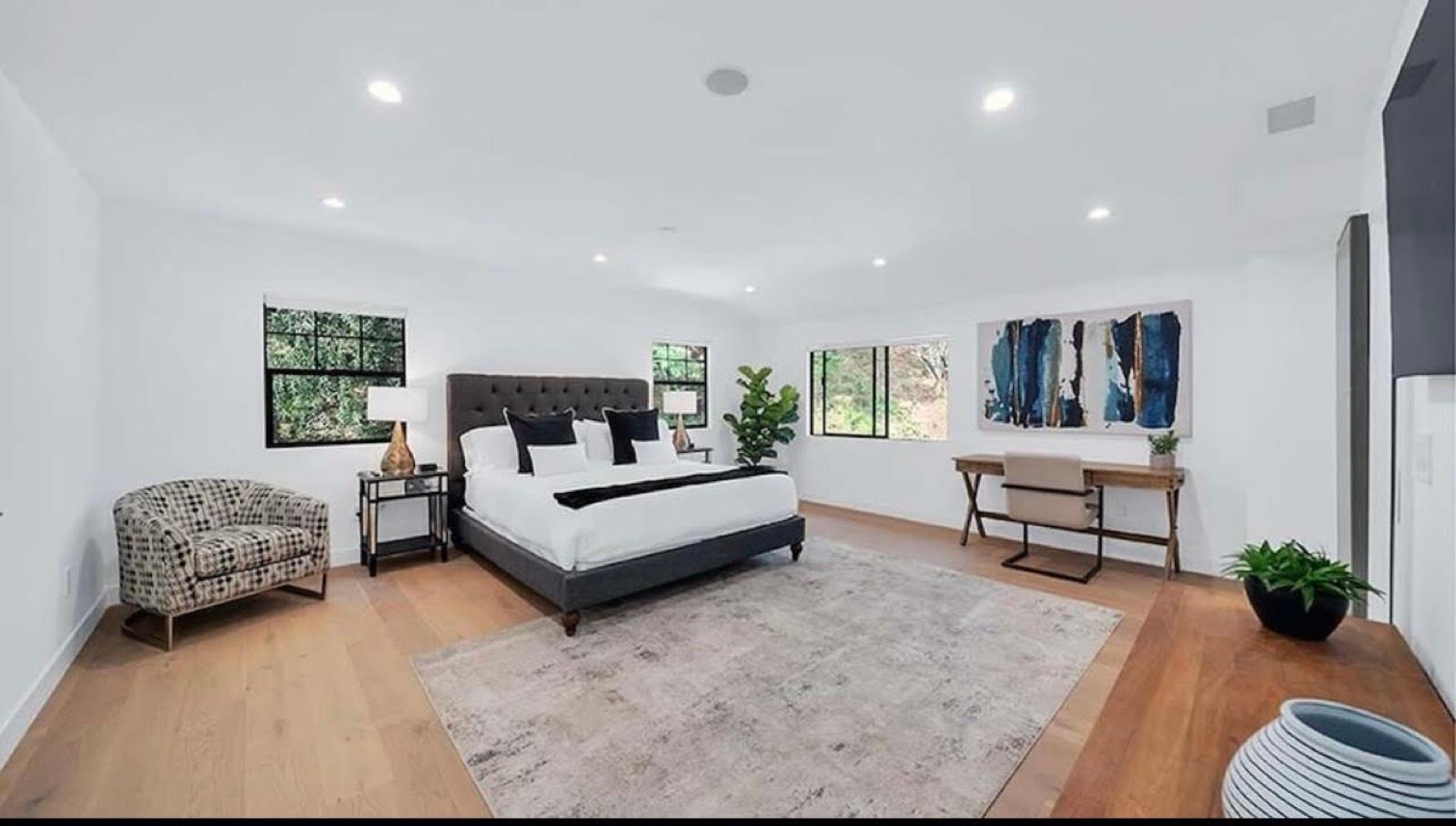D's Glowing Modern Home — photo 6