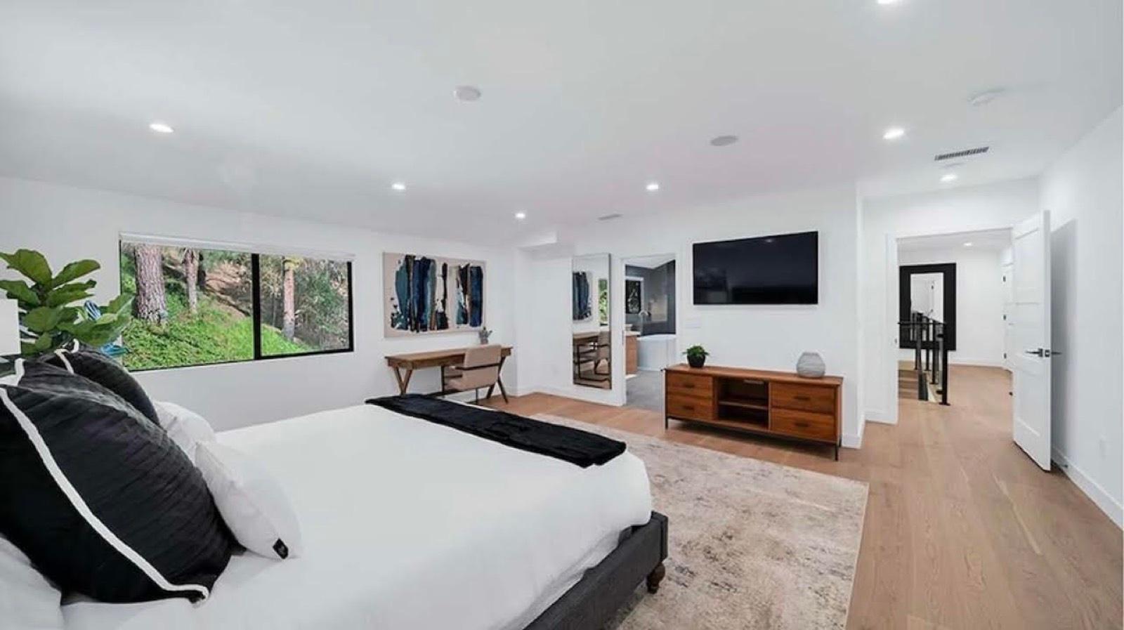 D's Glowing Modern Home — photo 7
