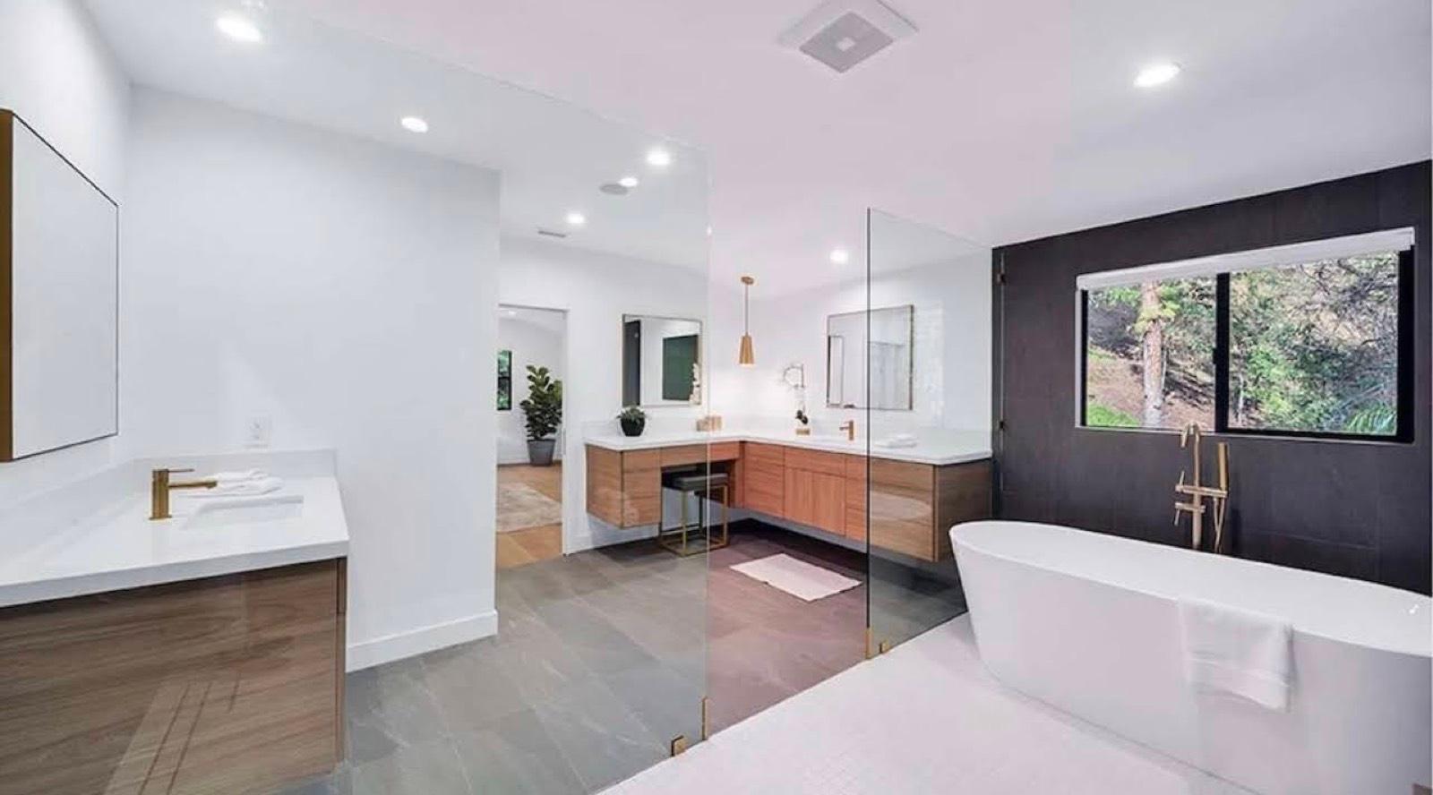 D's Glowing Modern Home — photo 8