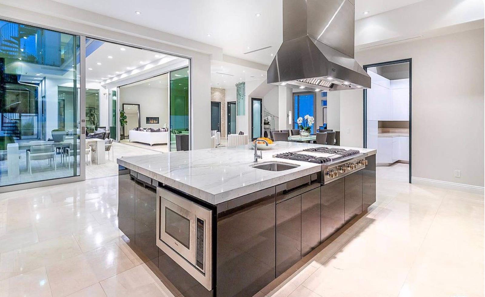 D's Orange Modern Mansion — photo 4