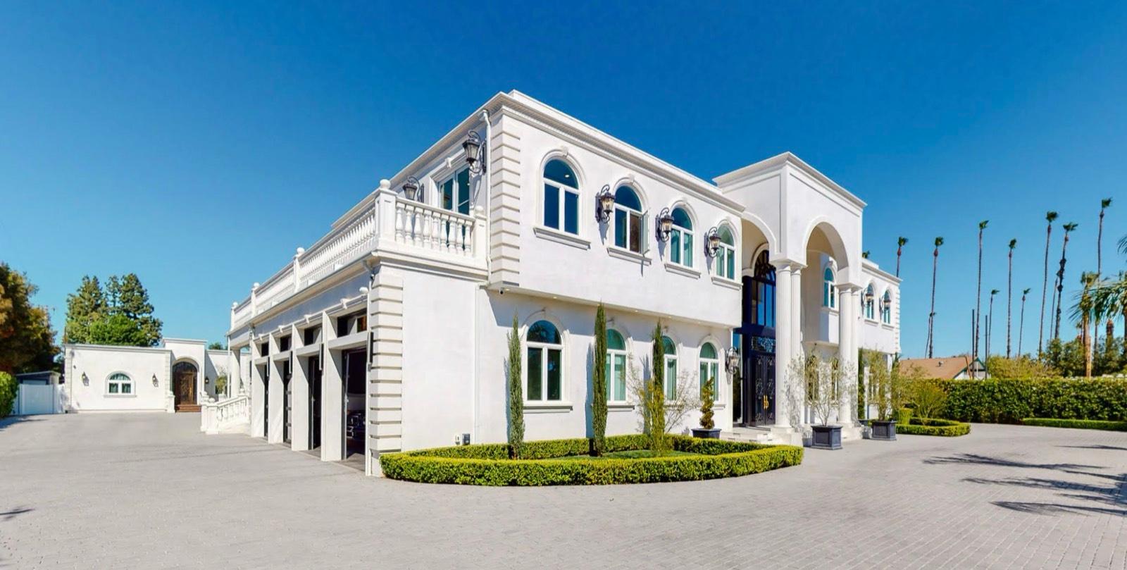 D's White Grand Mansion — photo 11