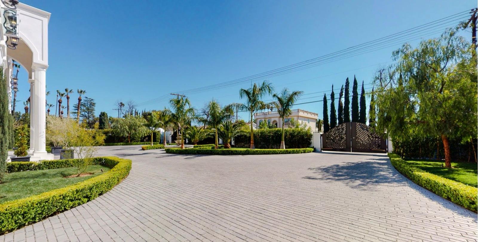 D's White Grand Mansion — photo 12