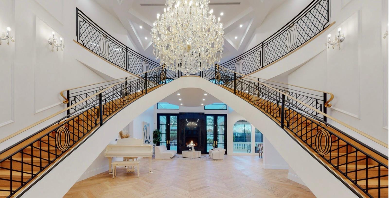 D's White Grand Mansion — photo 3