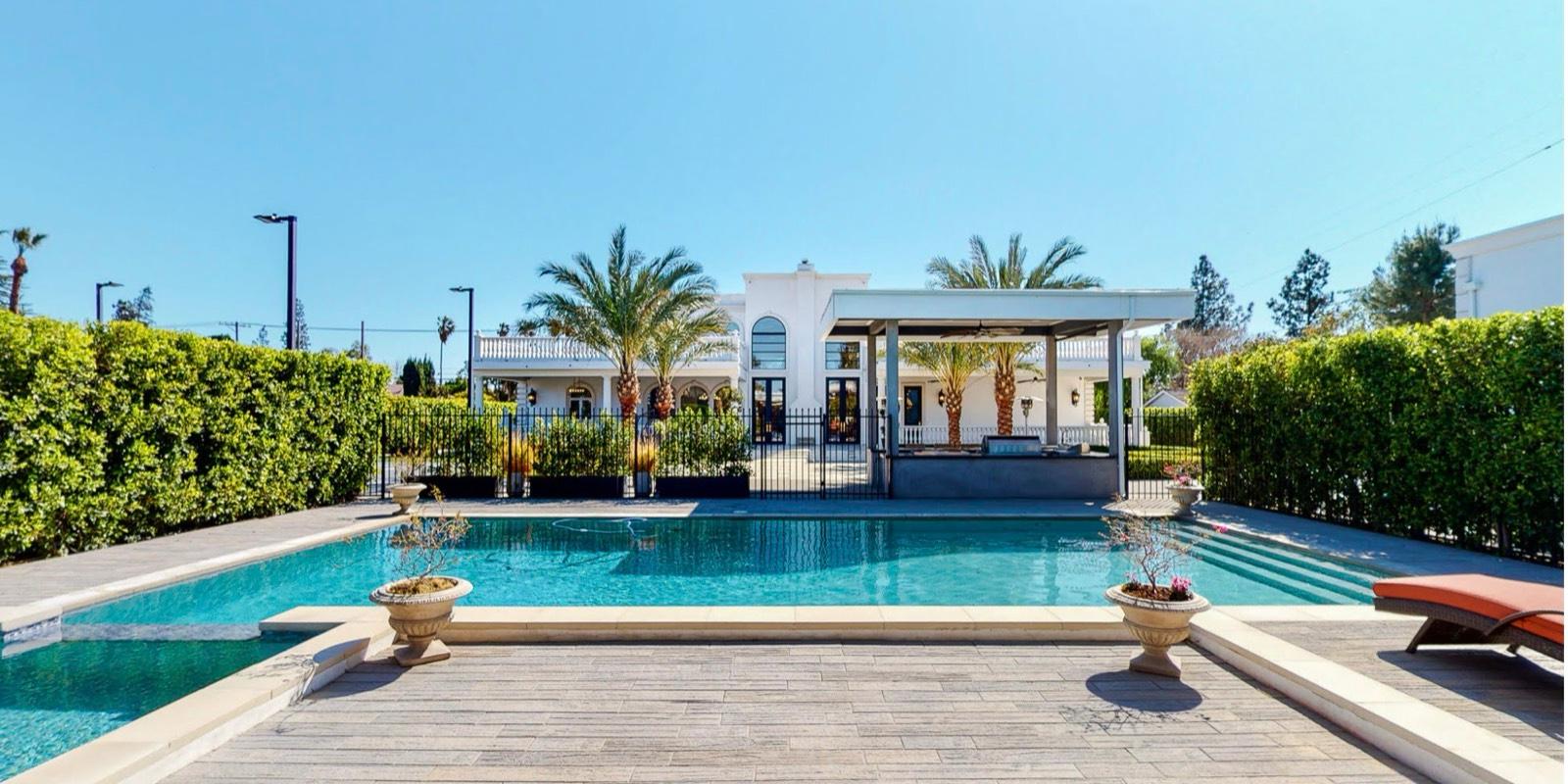 D's White Grand Mansion — photo 4