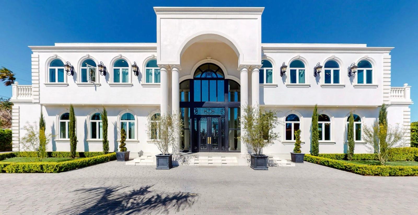 D's White Grand Mansion — photo 9