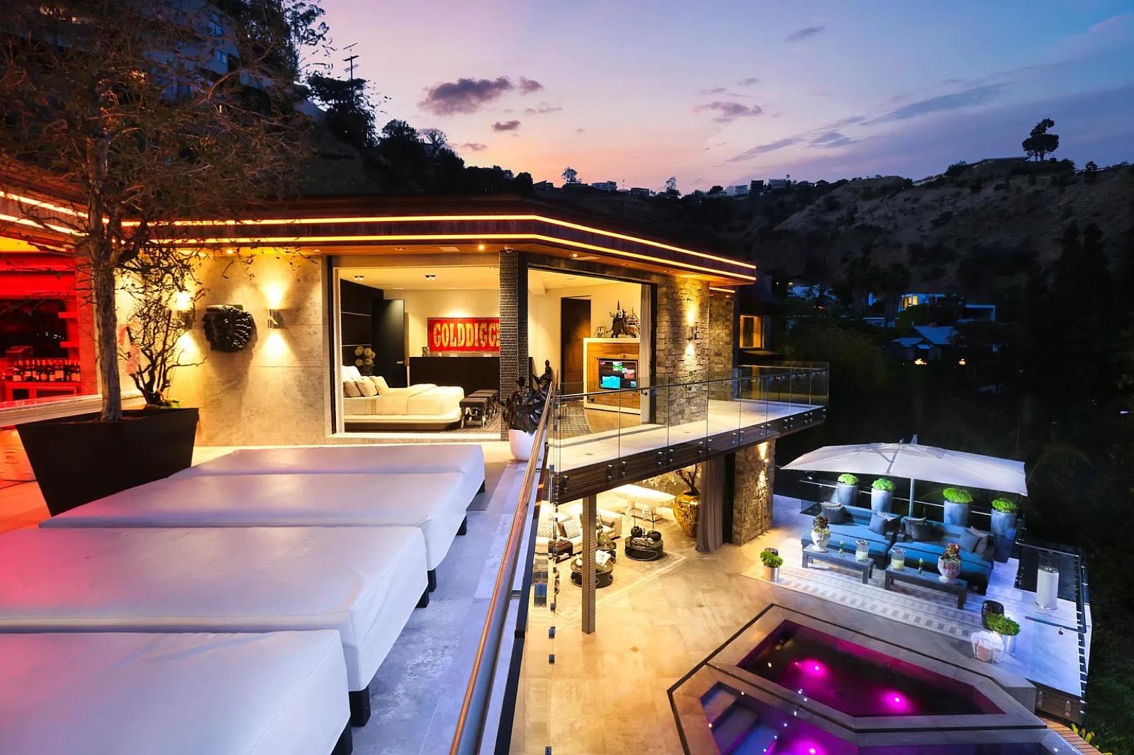 Davids Exotic Mansion — photo 11