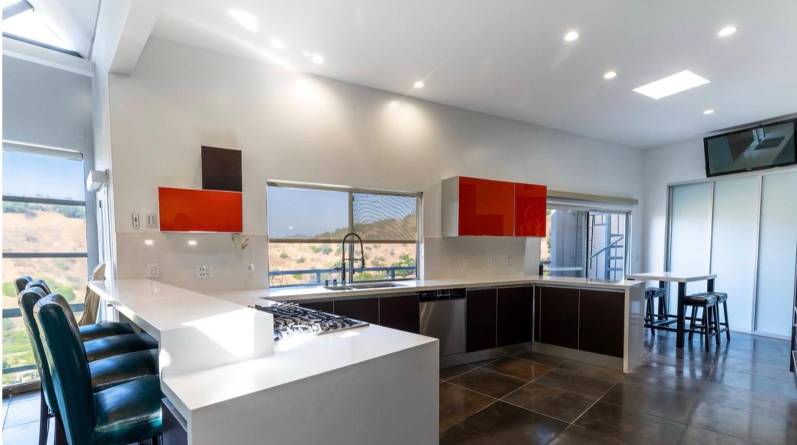 DB's Sun View Mansion — photo 11