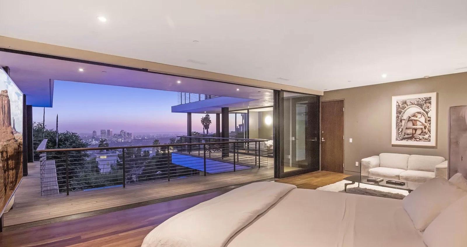 DB's Modern Jetliner View Home — photo 11