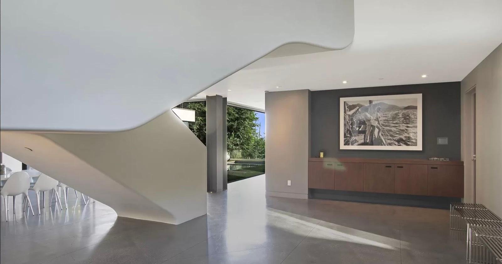 DB's Modern Jetliner View Home — photo 12