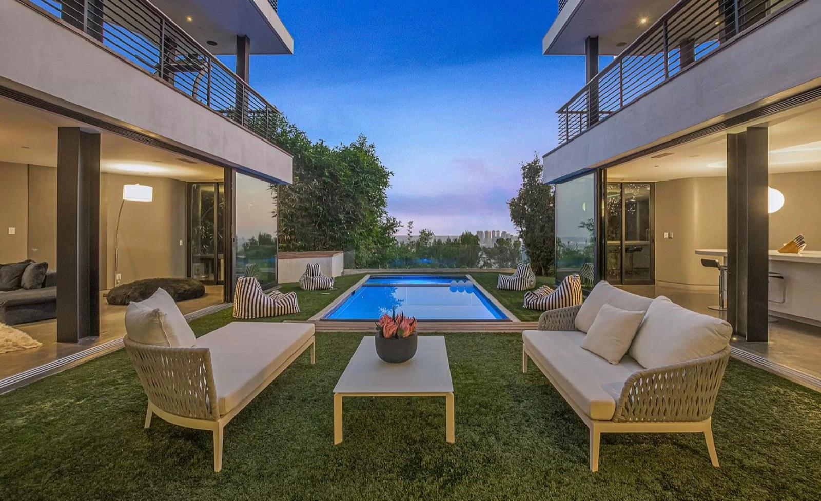 DB's Modern Jetliner View Home — photo 6