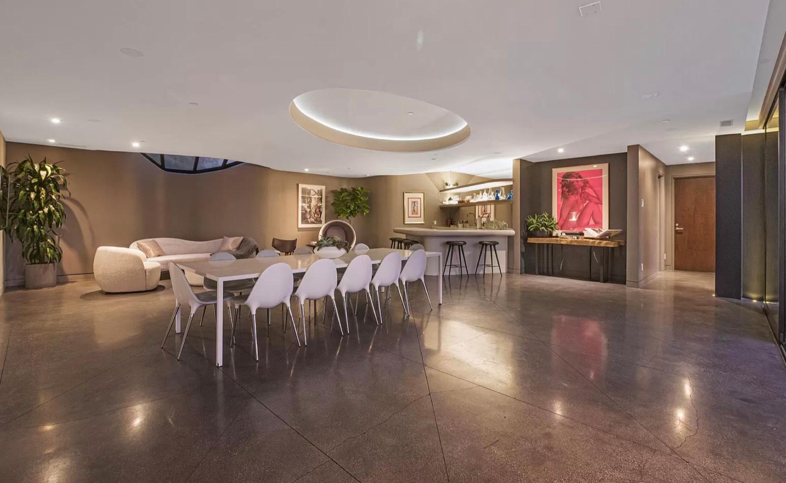 DB's Modern Jetliner View Home — photo 8