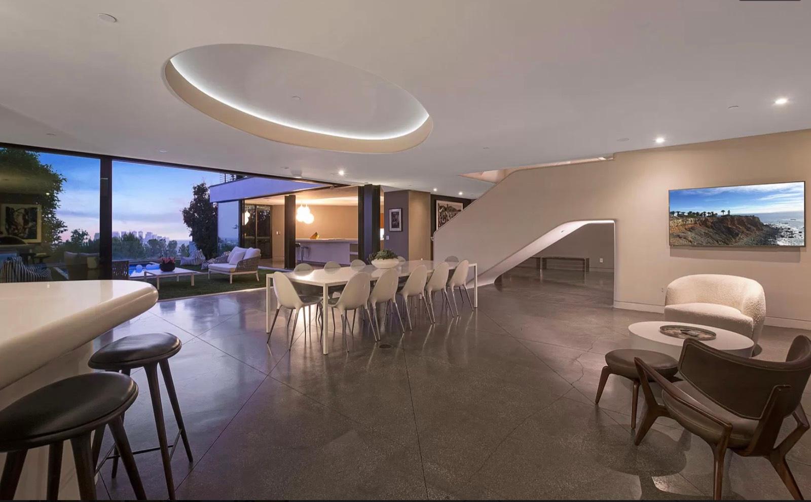 DB's Modern Jetliner View Home — photo 9