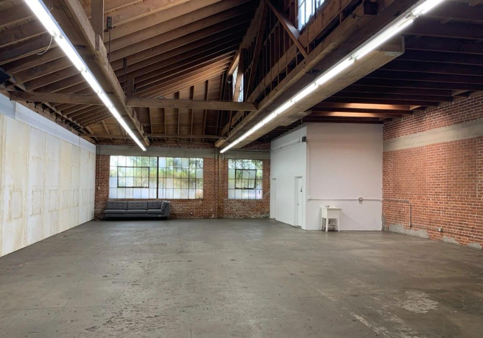 DC Brown Brick Warehouss-Studio — photo 2