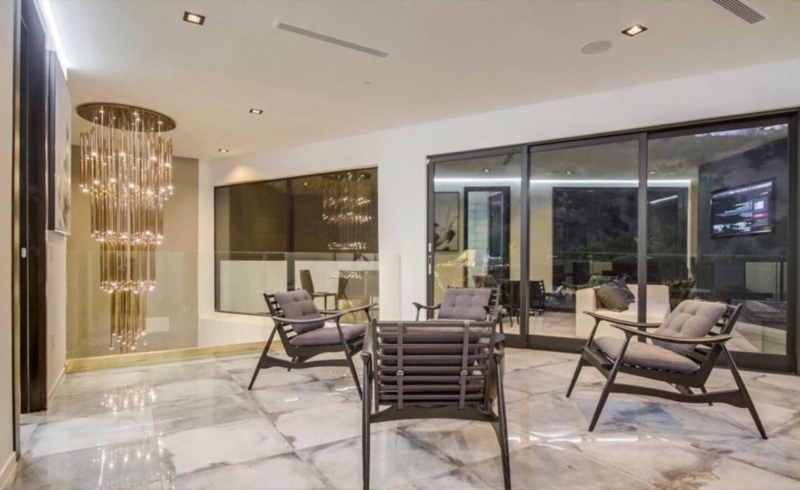 D's Beverly Hills — photo 4