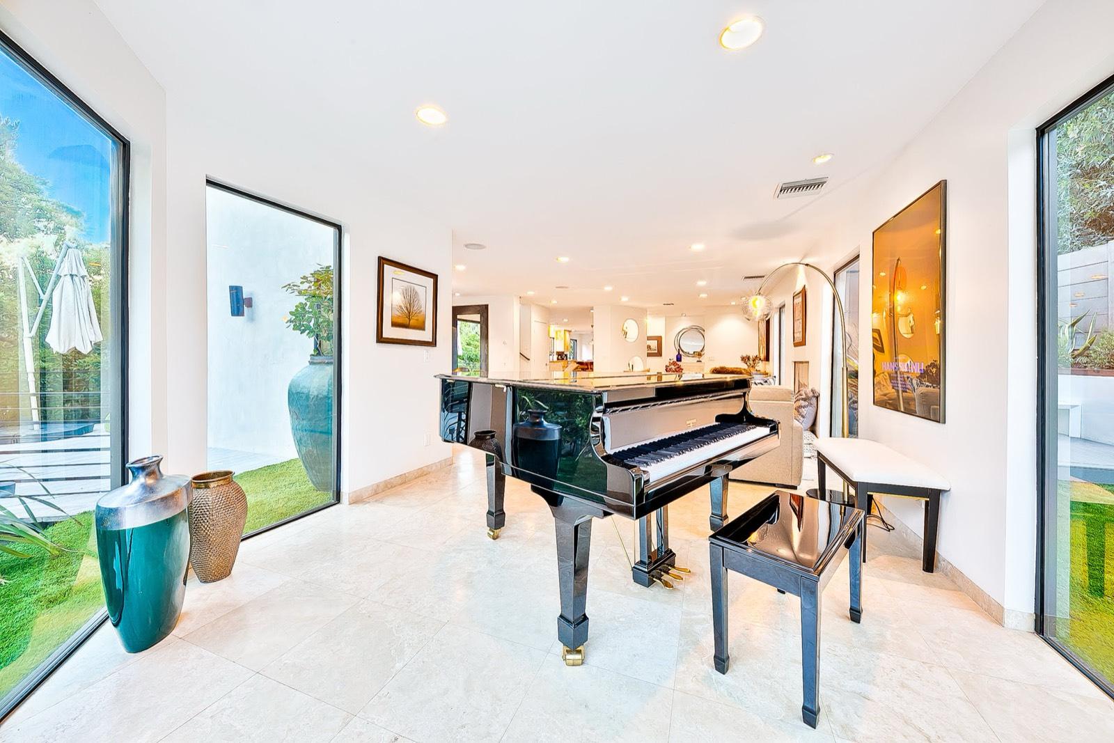 D's Casa Beverly Hills — photo 12