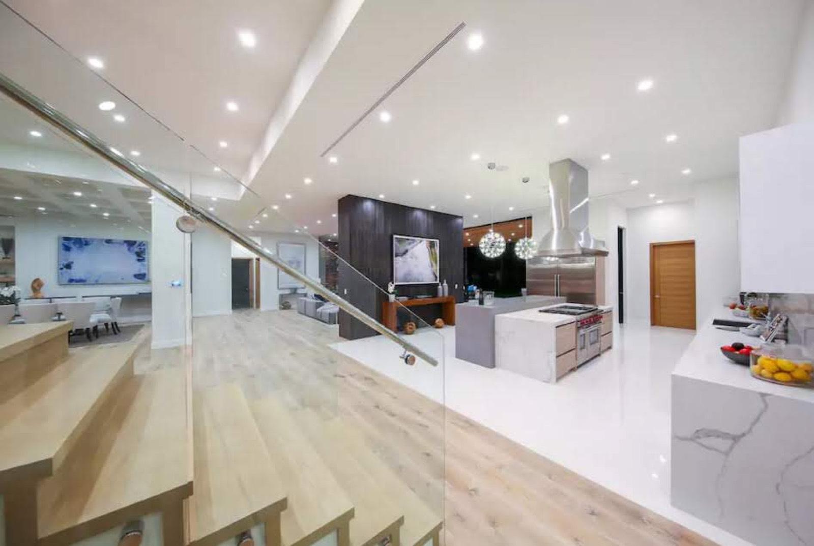 D's Hayvenhurst House — photo 10