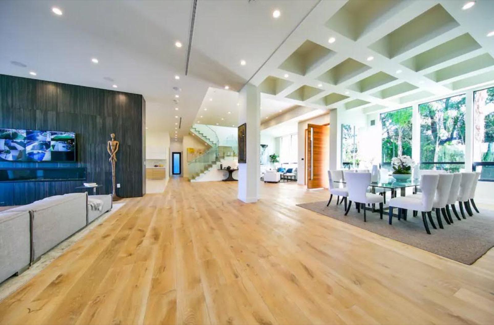 D's Hayvenhurst House — photo 9
