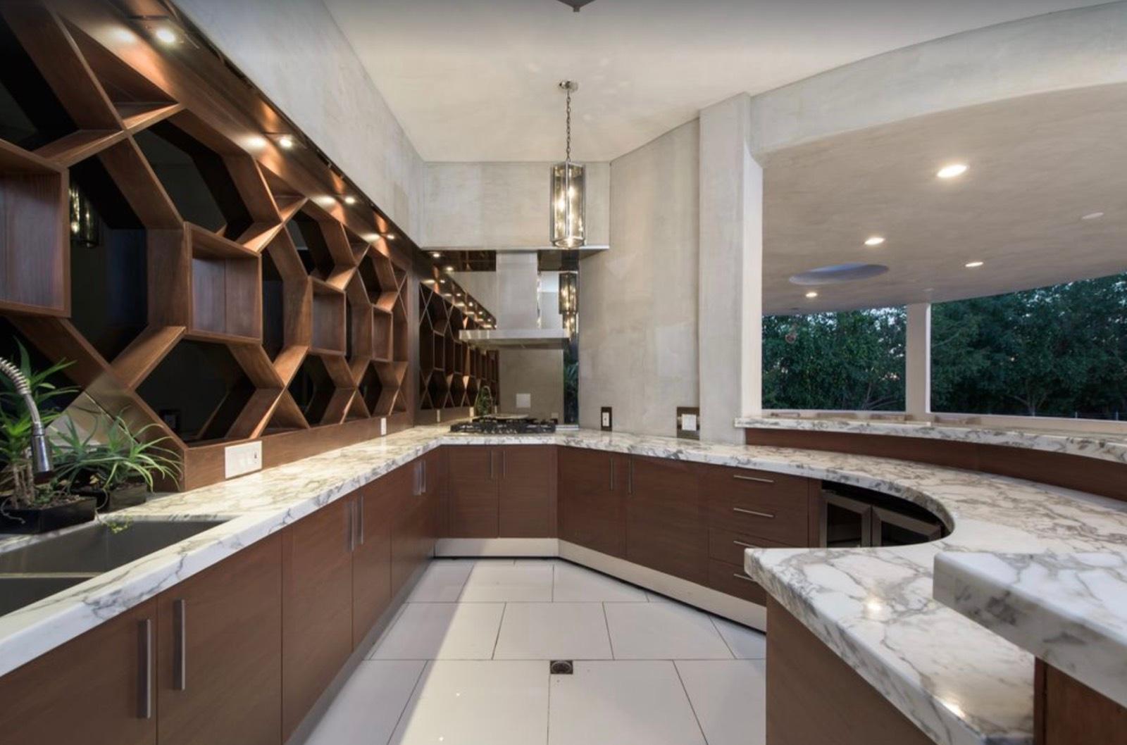 D's Hills Tennis Mansion — photo 9