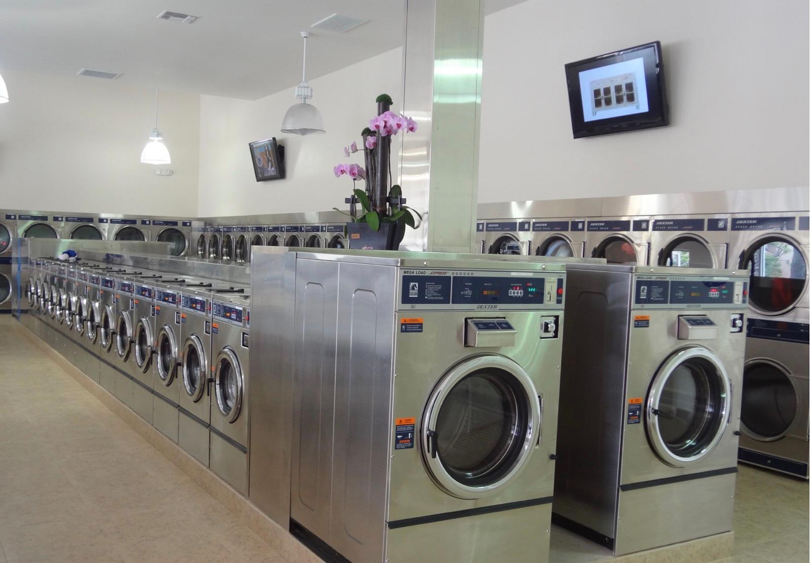 D's Huge Laundromat — photo 2