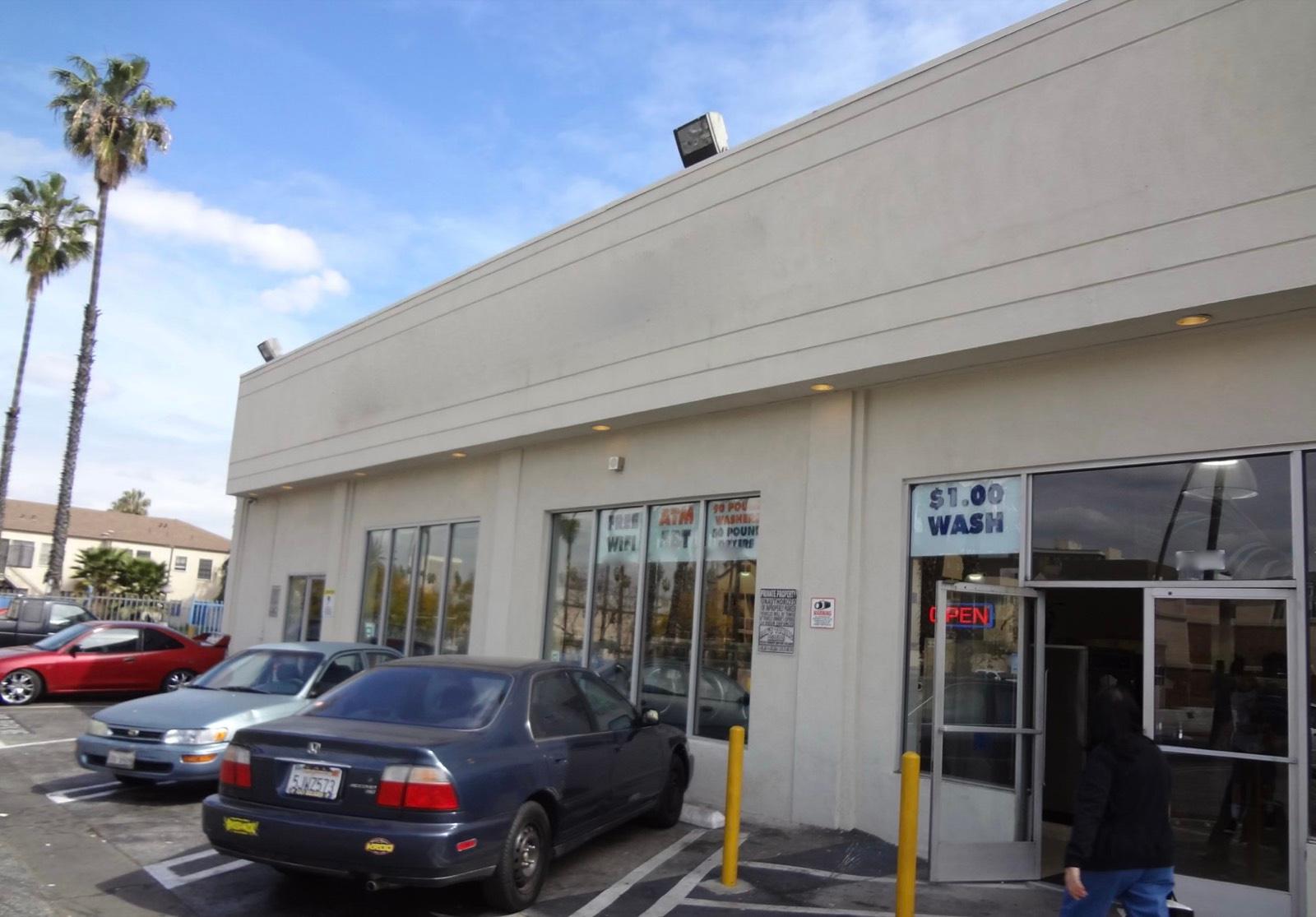 D's Huge Laundromat — photo 3