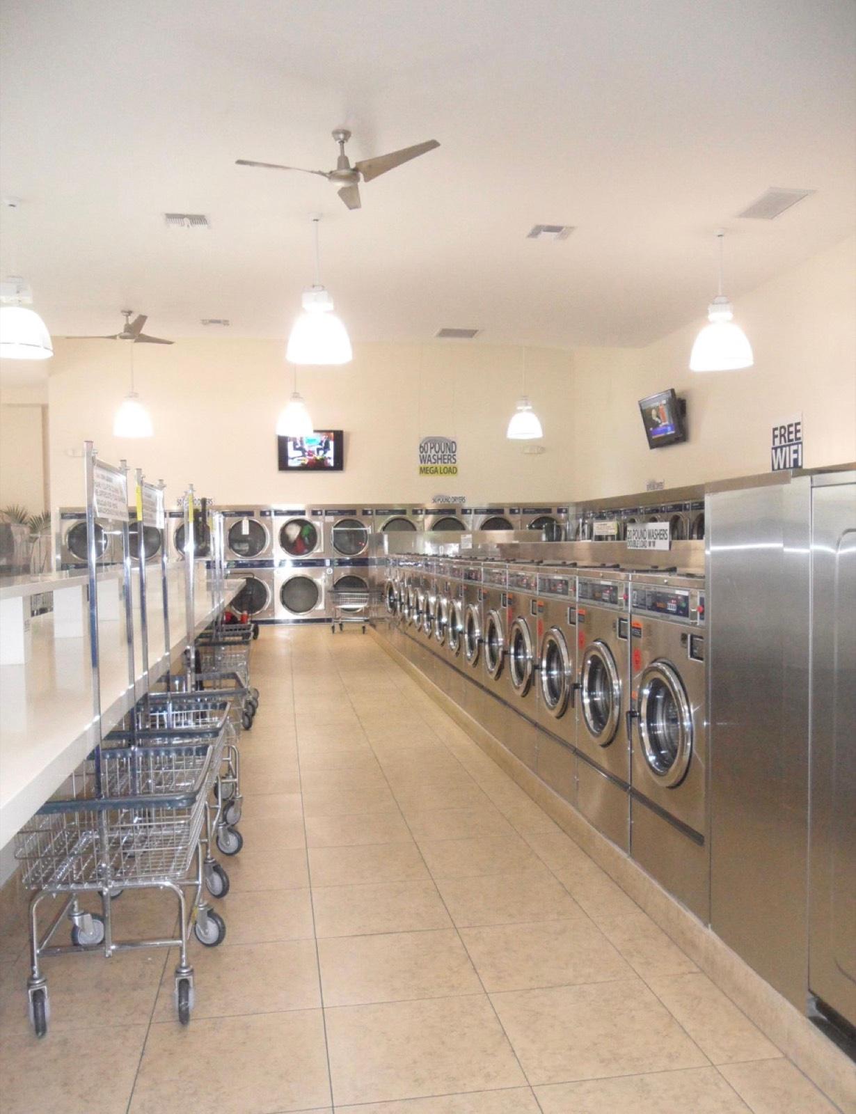 D's Huge Laundromat — photo 4