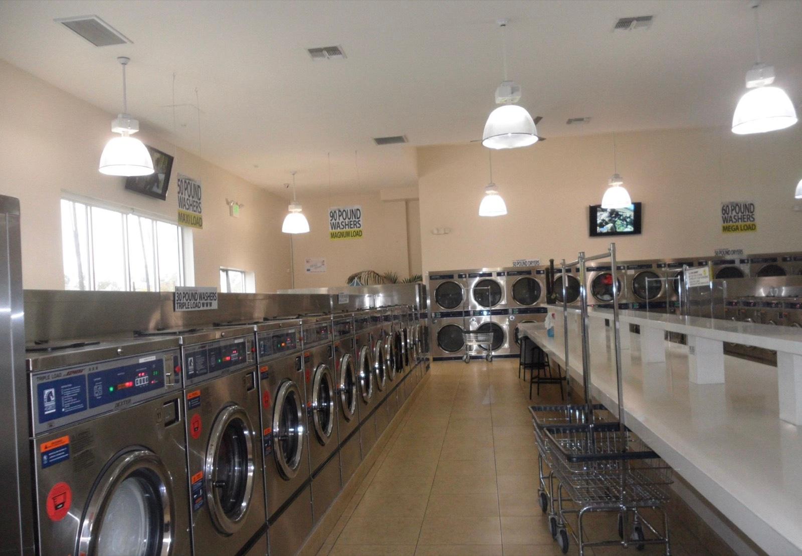 D's Huge Laundromat — photo 5