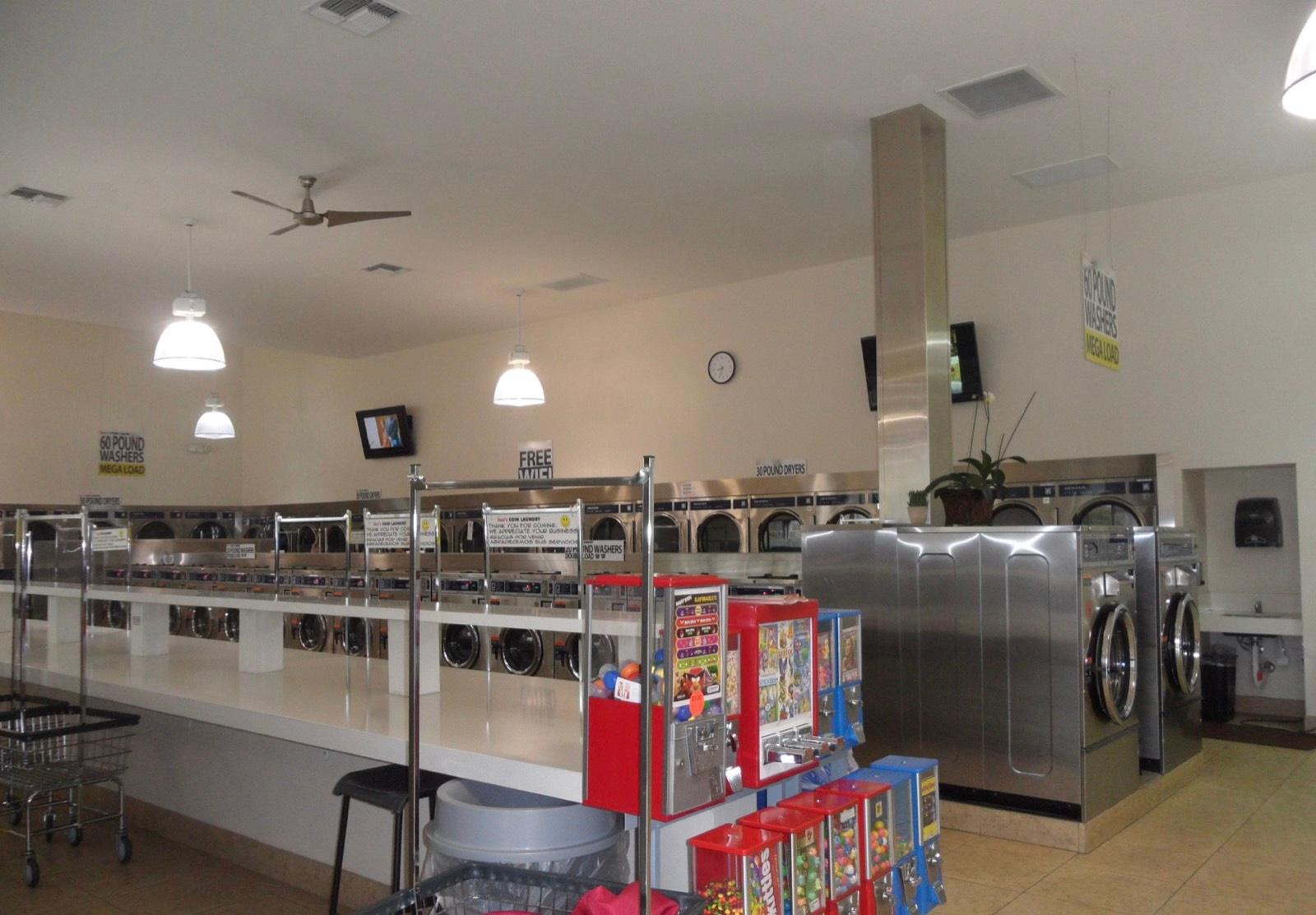 D's Huge Laundromat — photo 6