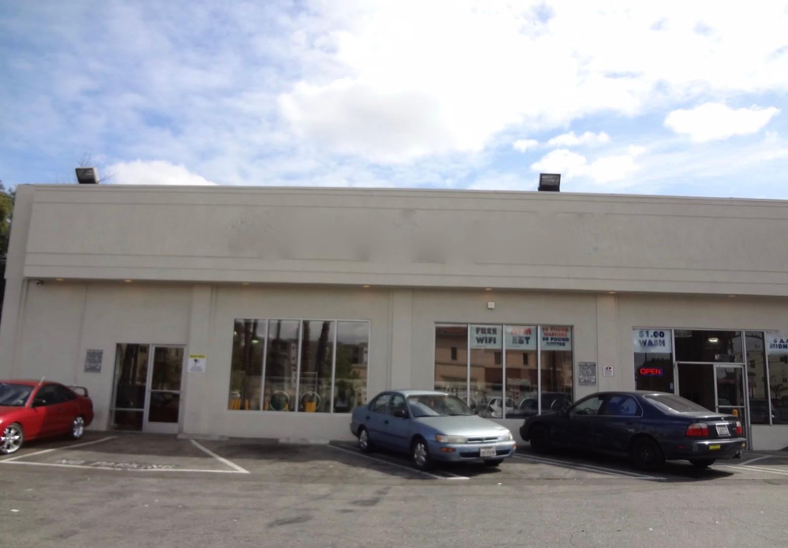 D's Huge Laundromat — photo 7
