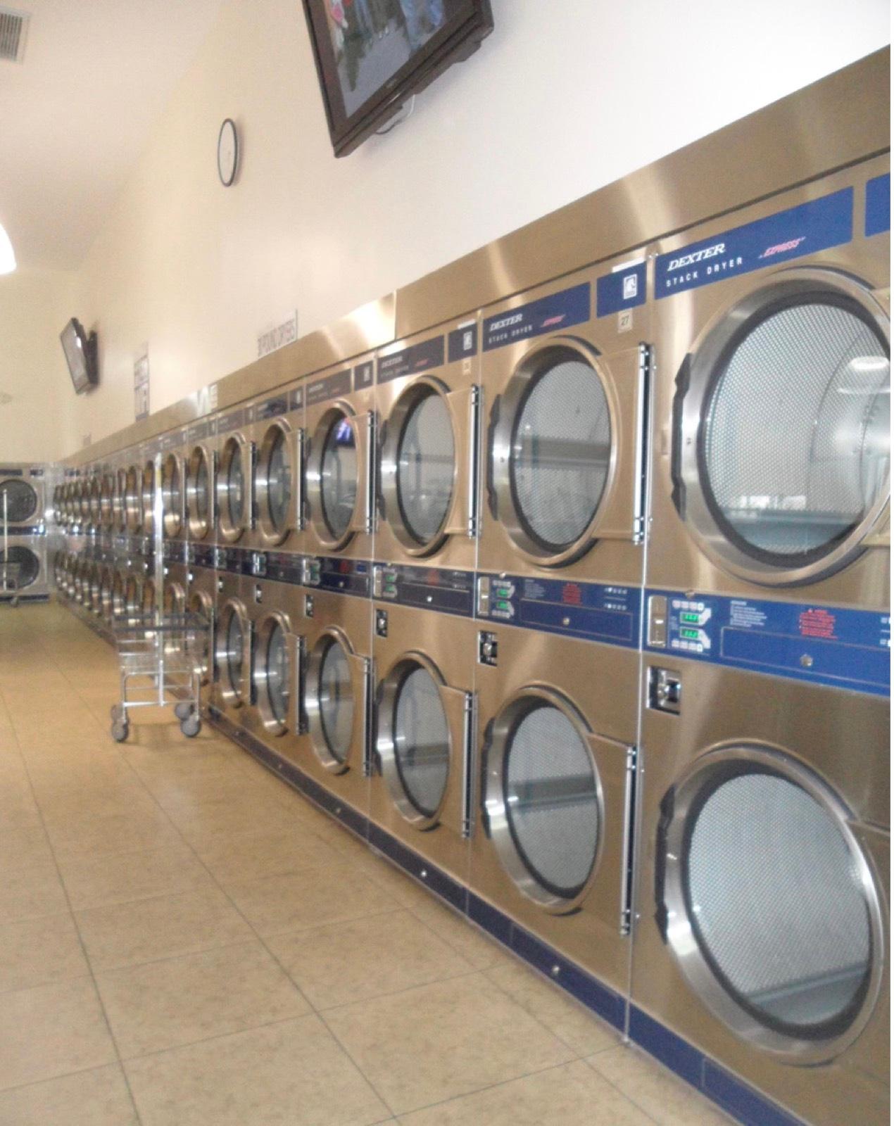 D's Huge Laundromat — photo 8