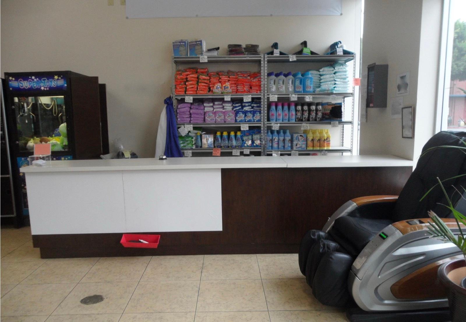 D's Huge Laundromat — photo 1
