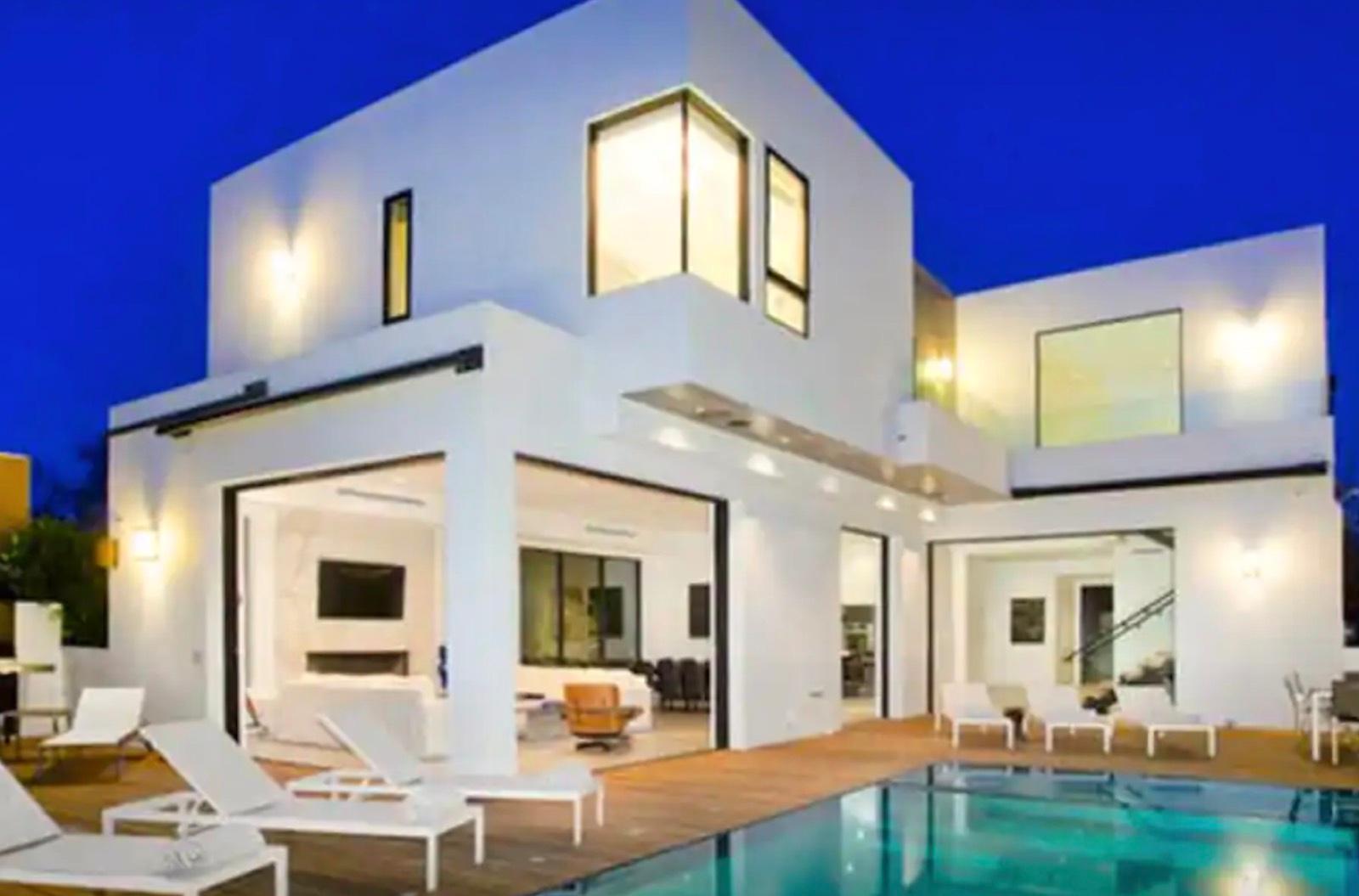 D's Modern City Villa — photo 1