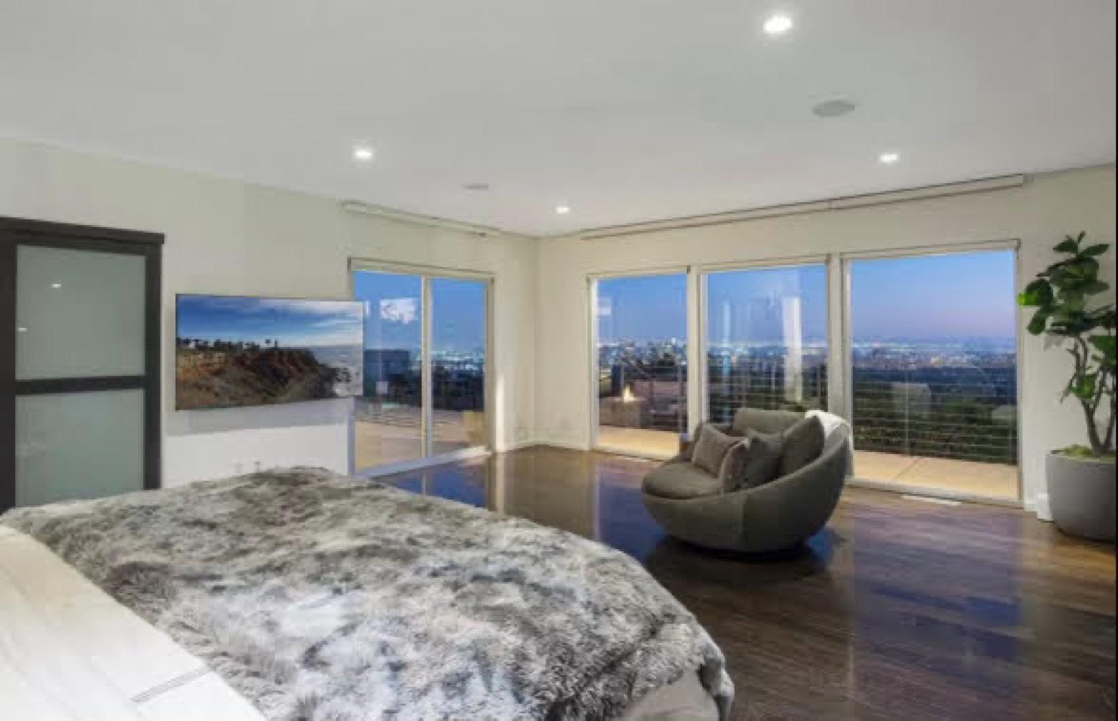 D’s modern skyline view — photo 8