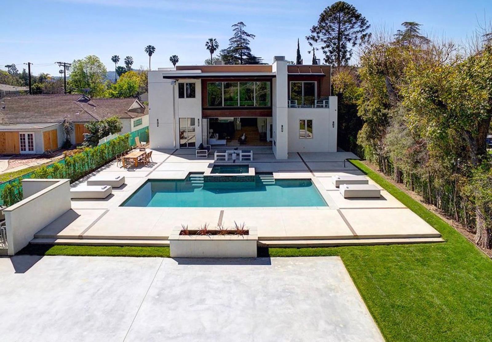 D's Studio city K house — photo 1