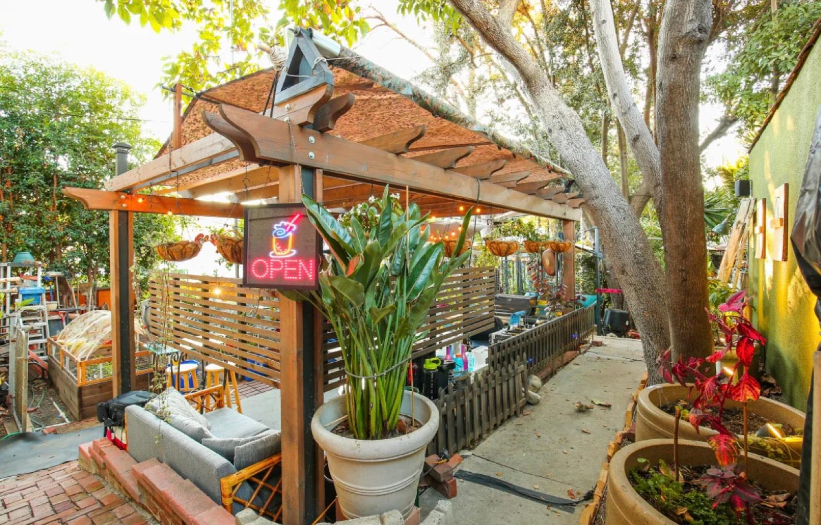 D's Tropical Tiki Garden — photo 2