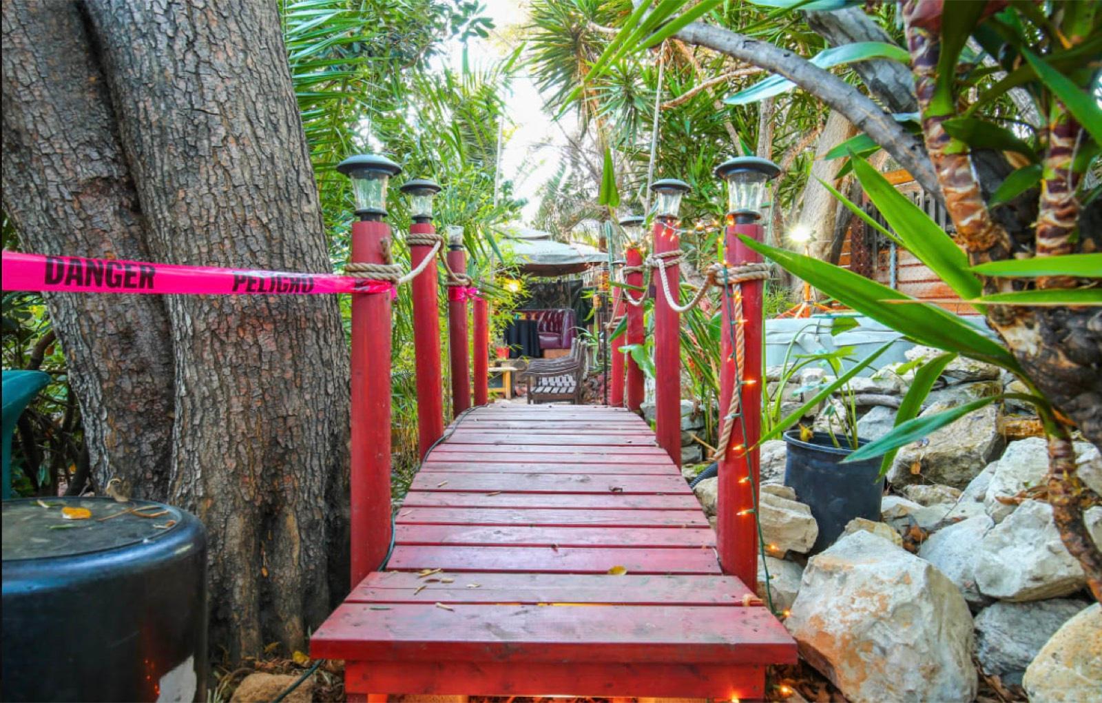 D's Tropical Tiki Garden — photo 5