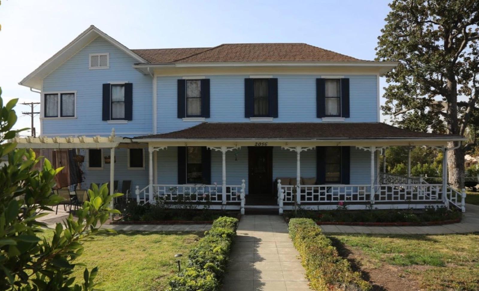 D's Victorian House — photo 1