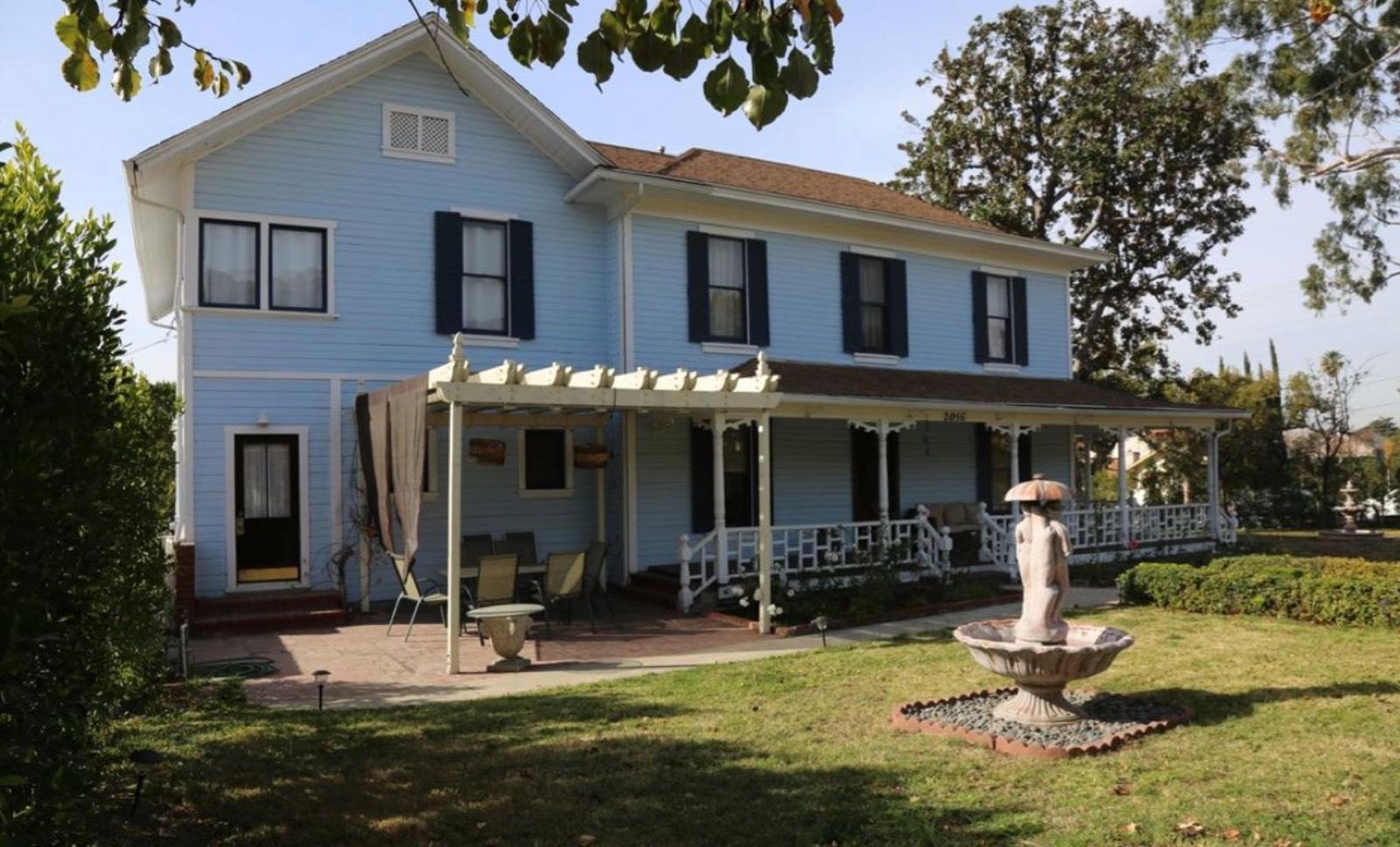 D's Victorian House — photo 2